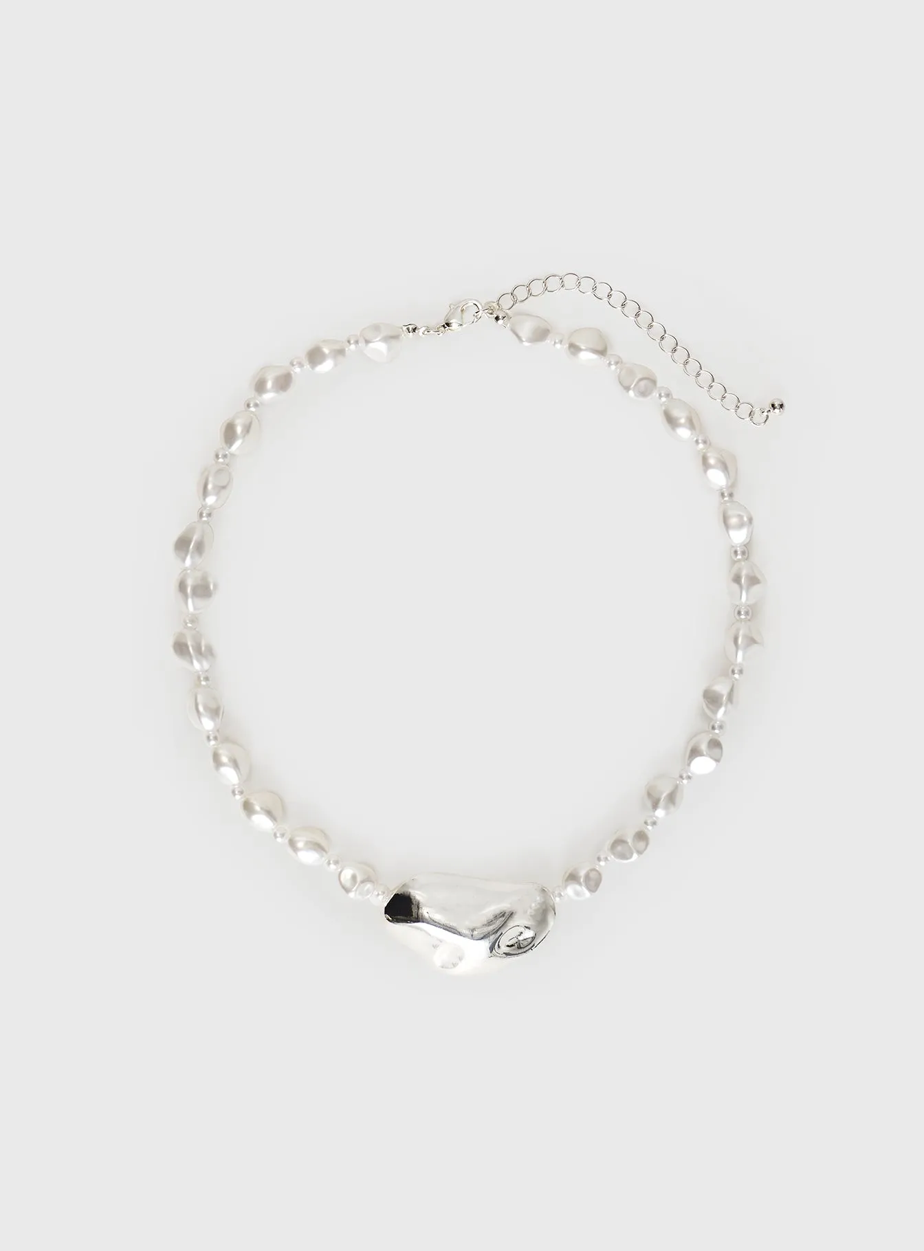 All Quiet Choker Pearl